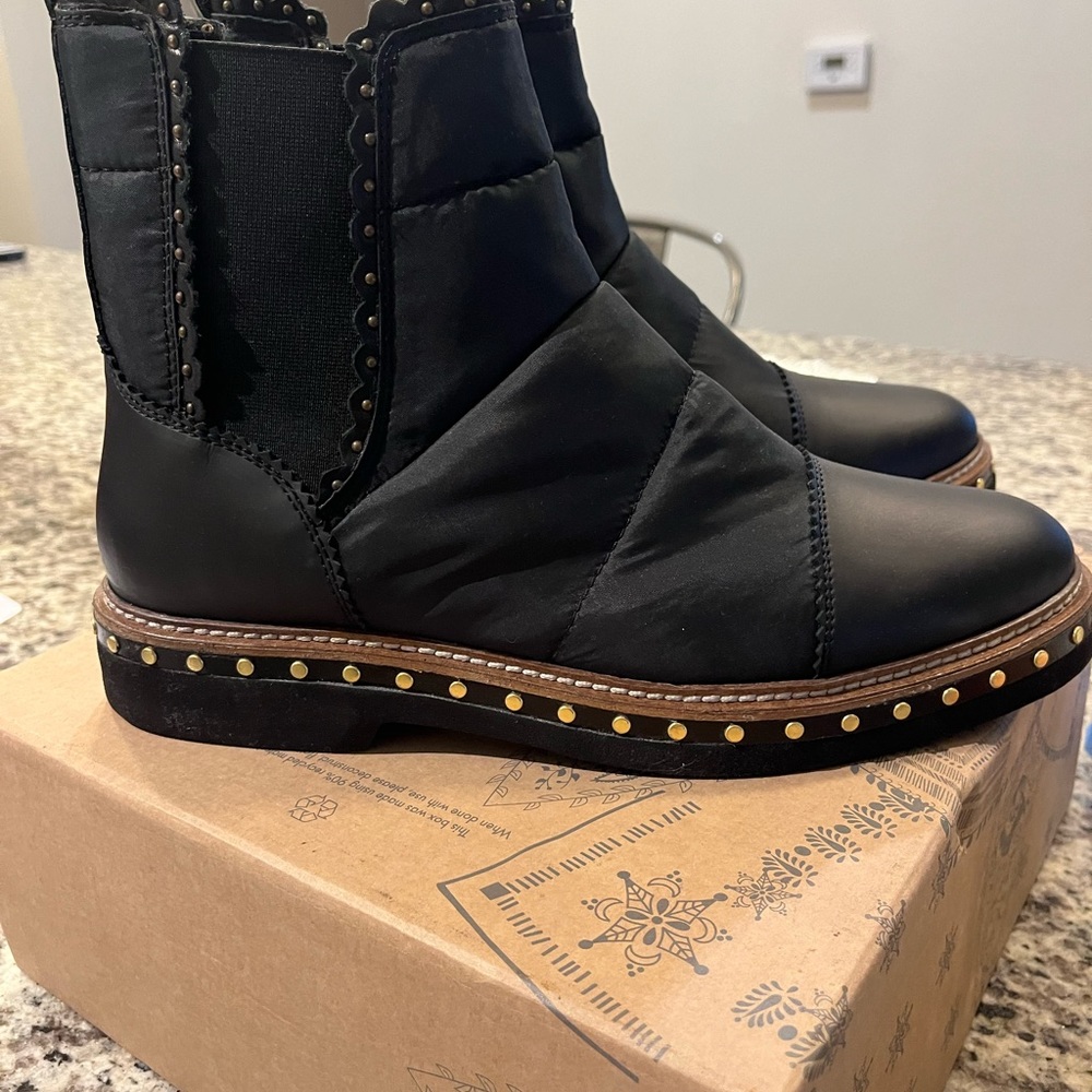 Free people Chelsea boot size 8.5.